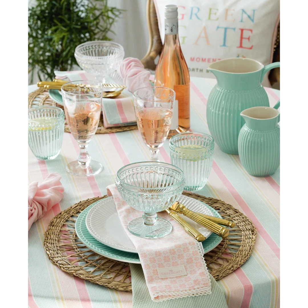GreenGate Krug Alice Kühle Minze mit Milch oder frischen Blumen auf einem gedeckten Tisch im skandinavischen Landhausstil