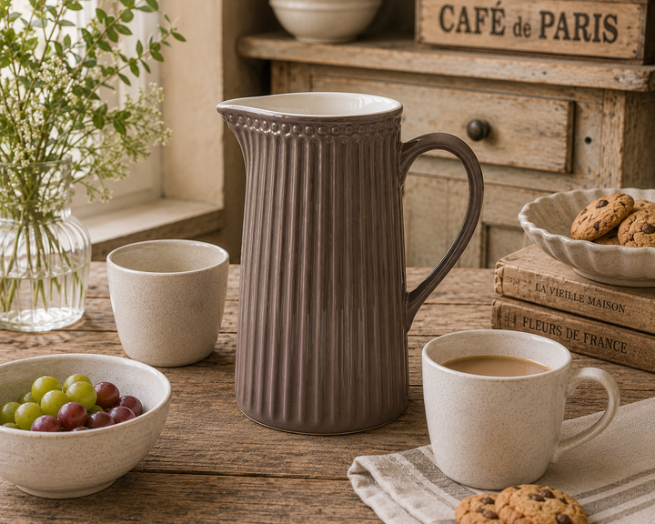 GreenGate Krug Alice Schokolade 1 L in gemütlicher Kaffee Szene im rustikalen Vintage Landhausstil