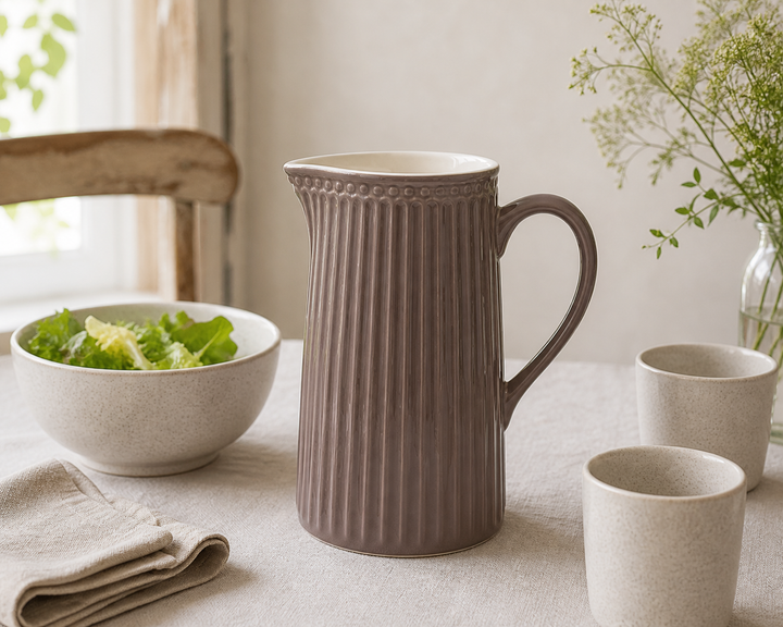 GreenGate Krug Alice Schokolade 1 L auf hellem Landhaus Tisch minimalistisch mit frischer Salatschale inszeniert