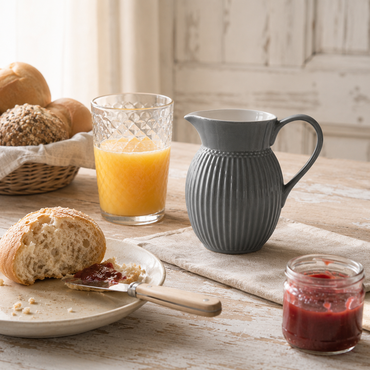 GreenGate Krug Alice Steingrau 0,5 L Frühstück Szene mit Brötchen Marmelade und Orangensaft im Landhausstil
