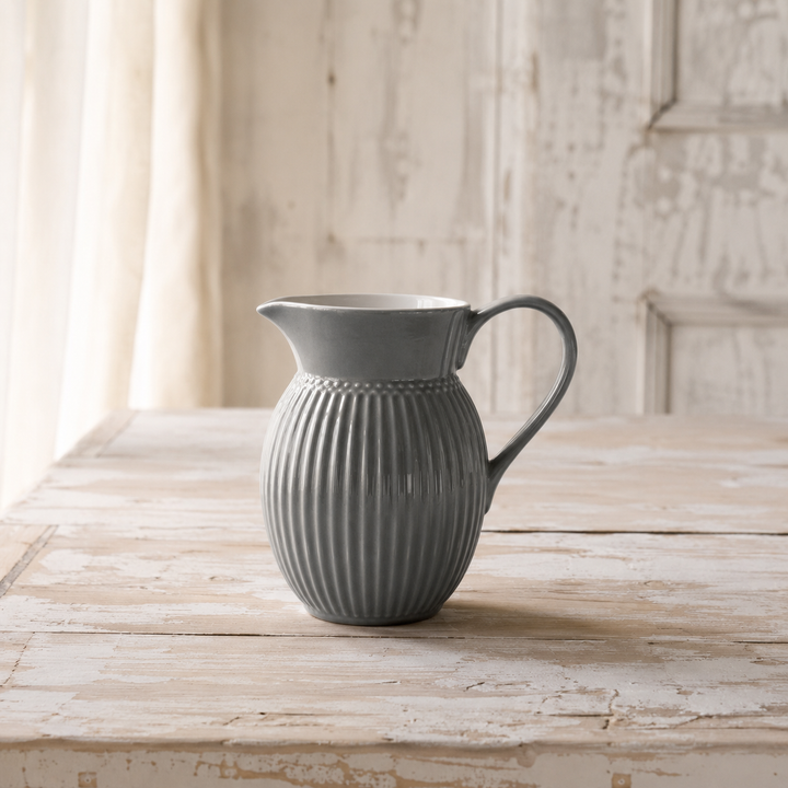 GreenGate Krug Alice Steingrau 0,5 L auf hellem Landhaus Tisch minimalistisch inszeniert