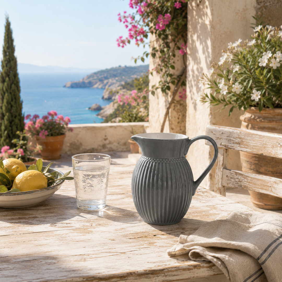 GreenGate Krug Alice Steingrau 0,5 L auf sommerlicher Terrasse im mediterranen Landhausstil mit Meerblick