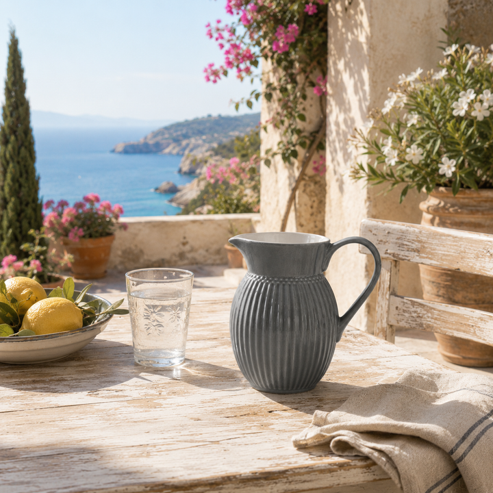 GreenGate Krug Alice Steingrau 0,5 L auf sommerlicher Terrasse im mediterranen Landhausstil mit Meerblick