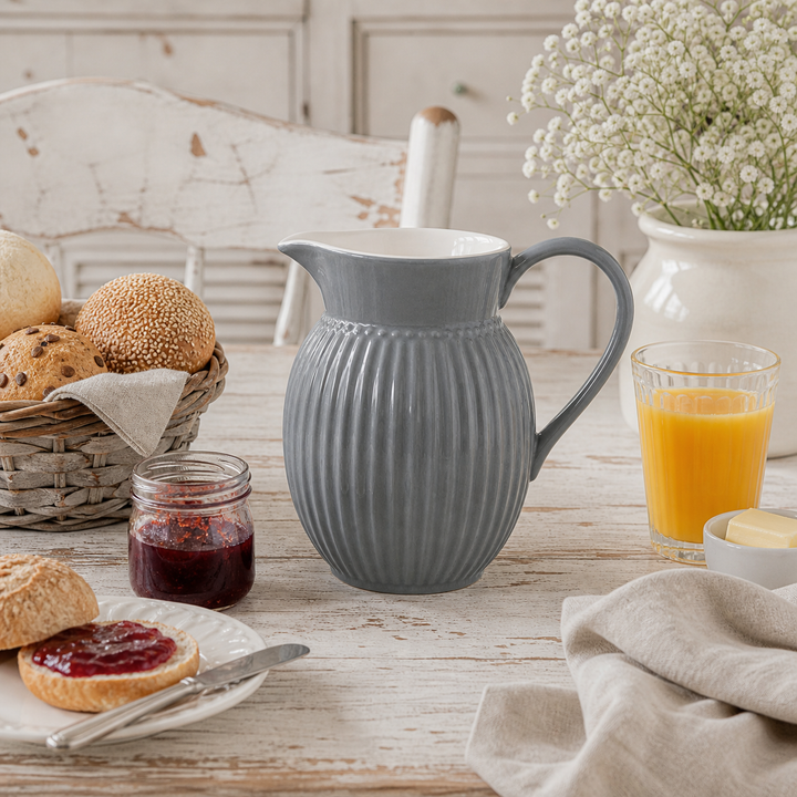 GreenGate Krug Alice Steingrau 1,5 L in Frühstücksszene mit Brötchen, Marmelade und Orangensaft im Landhausstil