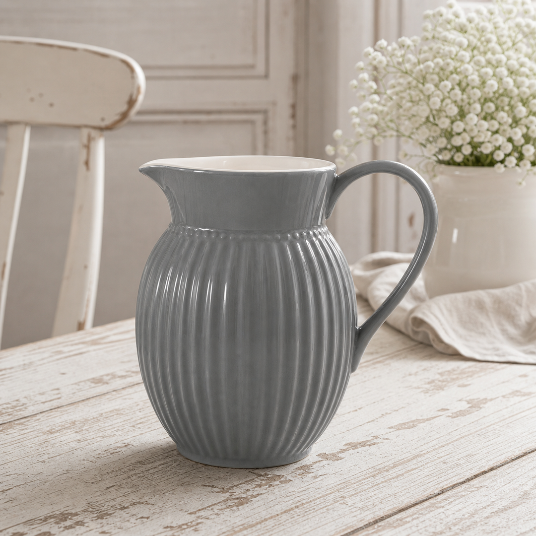 GreenGate Krug Alice Steingrau 1,5 L auf hellem Landhaus Tisch mit weichem Licht, minimal und stilvoll inszeniert