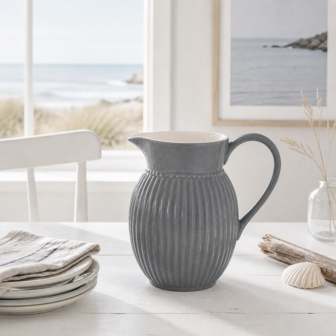 GreenGate Krug Alice Steingrau 1,5 L in heller skandinavischer Szene mit maritimem Küstenstil und minimaler Dekoration