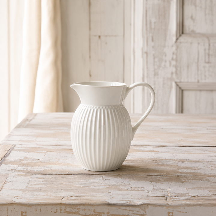 GreenGate Krug Alice Weiß 0,5 L auf hellem Landhaus Tisch minimalistisch inszeniert