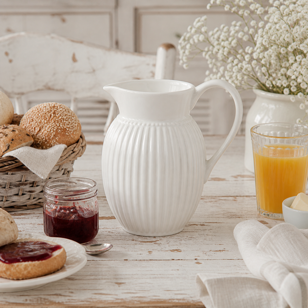 GreenGate Krug Alice Weiß 1,5 L beim Frühstück mit Brötchen, Marmelade und Orangensaft im Landhausstil