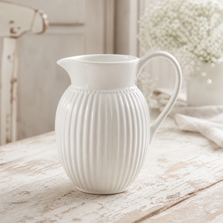 GreenGate Krug Alice Weiß 1,5 L auf hellem Landhaus Tisch, minimalistisches Setting im Shabby Chic Stil