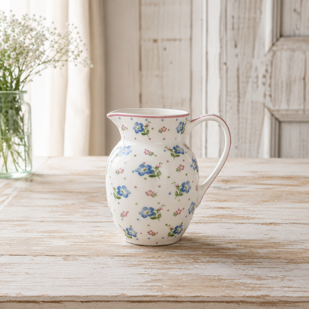 GreenGate Krug Rosalia Weiß 0,5 L mit floralem Muster auf hellem Landhaus Tisch minimalistisch inszeniert