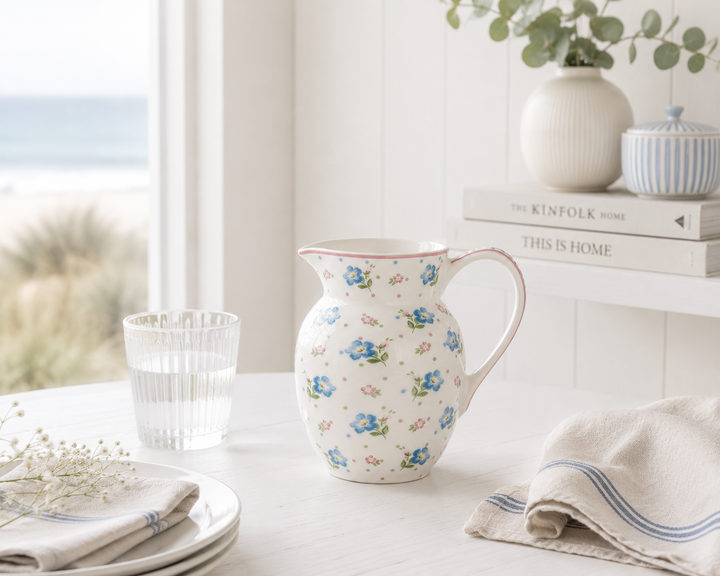 GreenGate Krug Rosalia Weiß 0,5 L mit floralem Muster skandinavisch minimalistisch hell und clean inszeniert