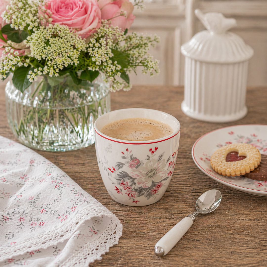 GreenGate Latte Becher Abella weiß geblümt in Nutzung mit Kaffee auf Holztisch im skandinavischen Landhausstil