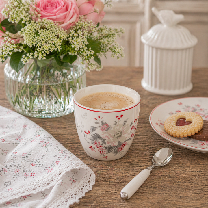GreenGate Latte Becher Abella weiß geblümt in Nutzung mit Kaffee auf Holztisch im skandinavischen Landhausstil