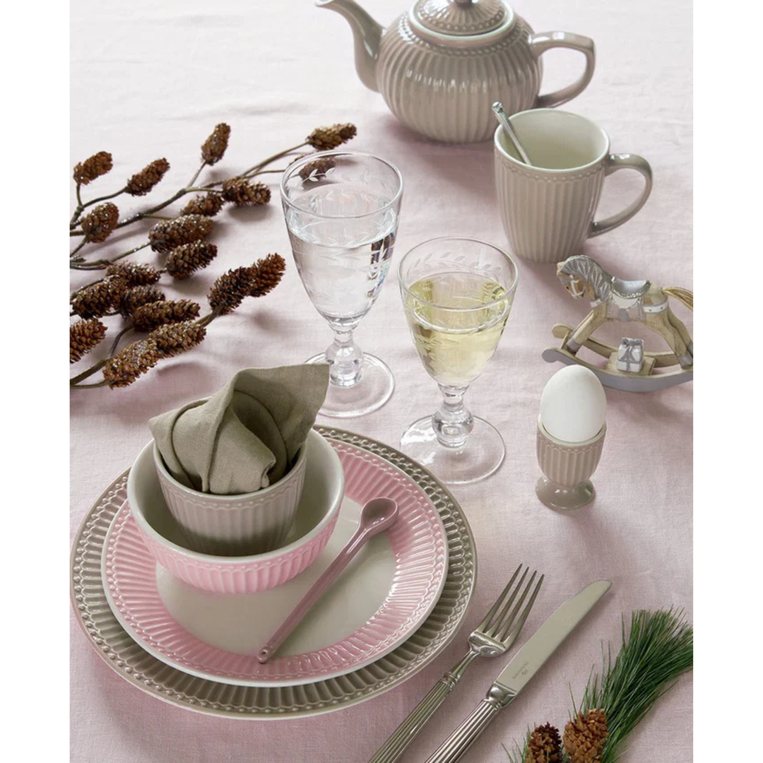 GreenGate Latte Becher Alice Haselnuss auf gedecktem Tisch im skandinavischen Landhausstil
