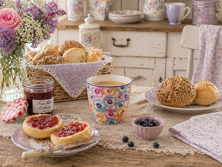 GreenGate Latte Becher Anine lavendel geblümt auf Frühstückstisch mit Brötchen und Marmelade im Shabby Chic Landhausstil