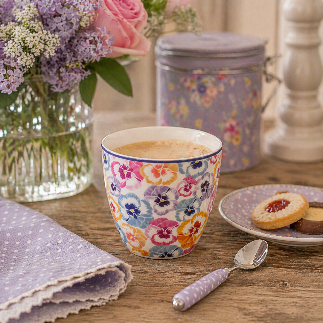 GreenGate Latte Becher Anine lavendel geblümt in Nutzung mit Kaffee auf Holztisch im skandinavischen Landhausstil