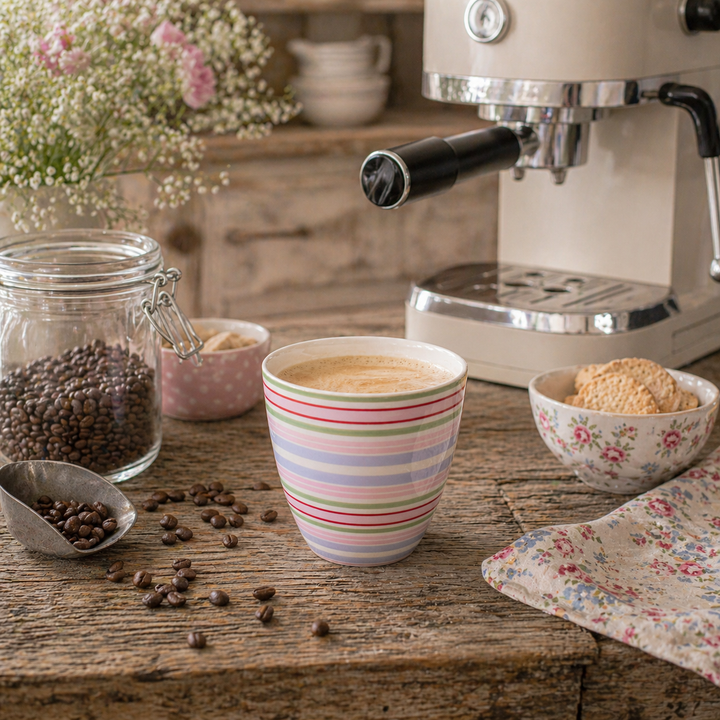 GreenGate Latte Becher Evelina weiß gestreift auf rustikalem Holztisch mit Kaffeemaschine und Kaffeebohnen im Shabby Chic Landhausstil