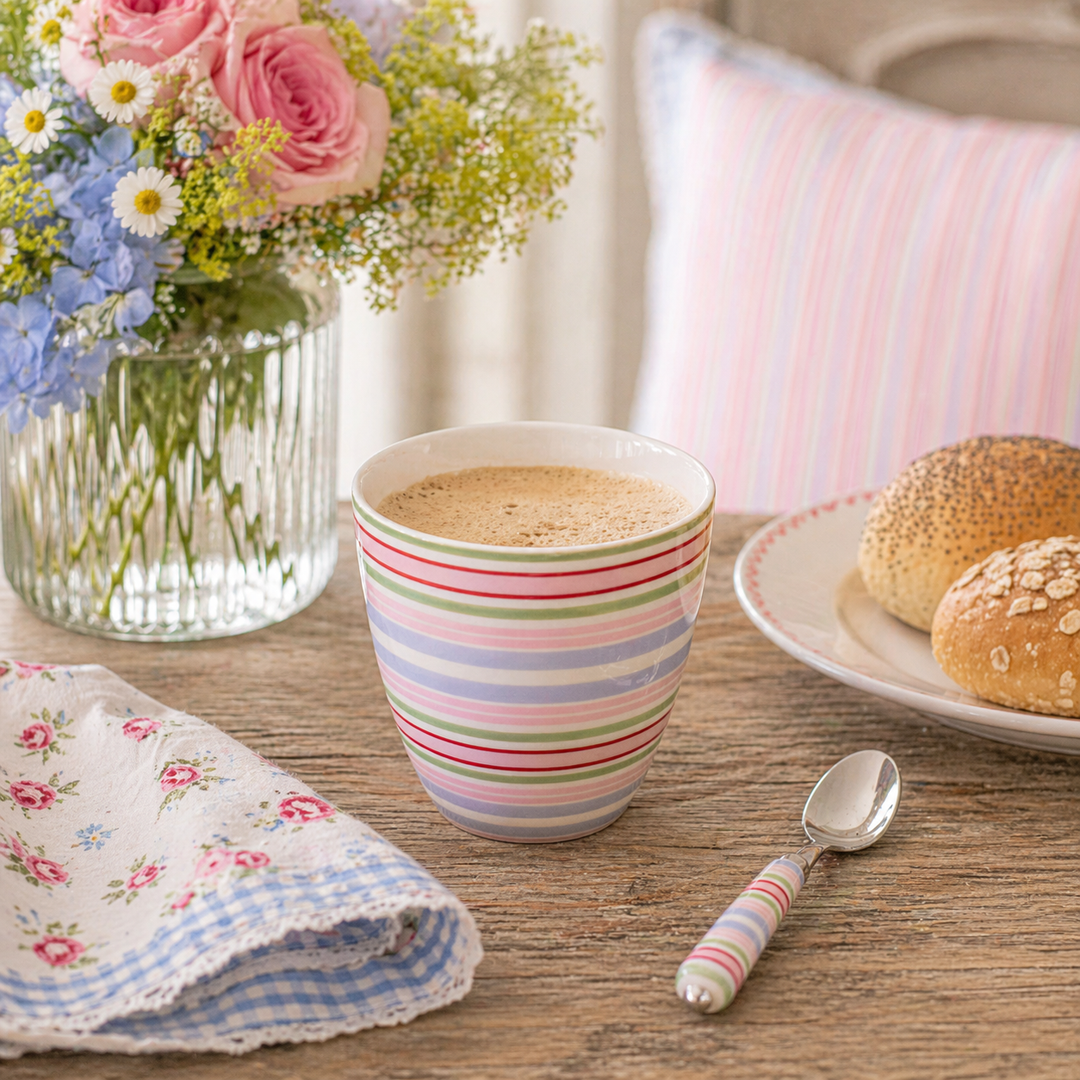 GreenGate Latte Becher Evelina weiß mit bunten Streifen in Nutzung mit Kaffee auf Holztisch im skandinavischen Landhausstil