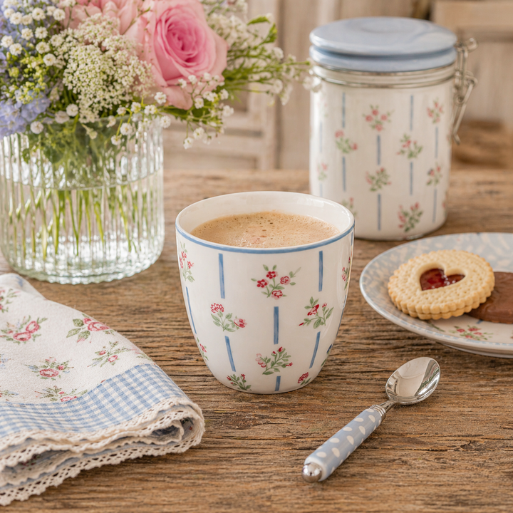 GreenGate Latte Becher Hannah weiß geblümt mit Streifen in Nutzung mit Kaffee auf Holztisch im skandinavischen Landhausstil