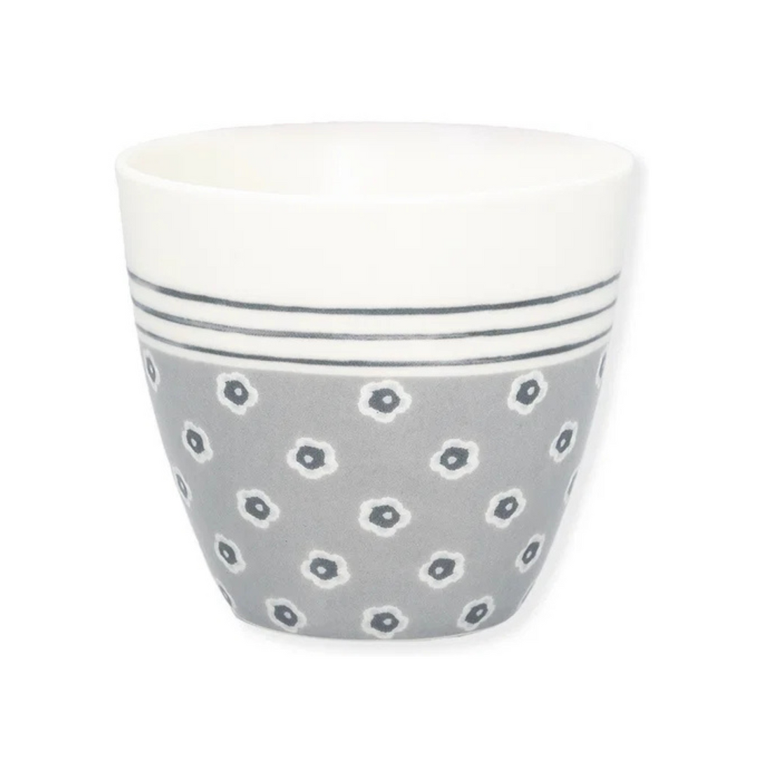 GreenGate Latte Becher Malia Grau mit floralem Muster aus Porzellan im skandinavischen Landhausstil