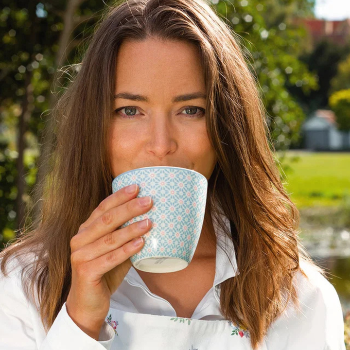 Detailansicht GreenGate Latte Becher Suzette Hellblau aus Porzellan 0,35 L