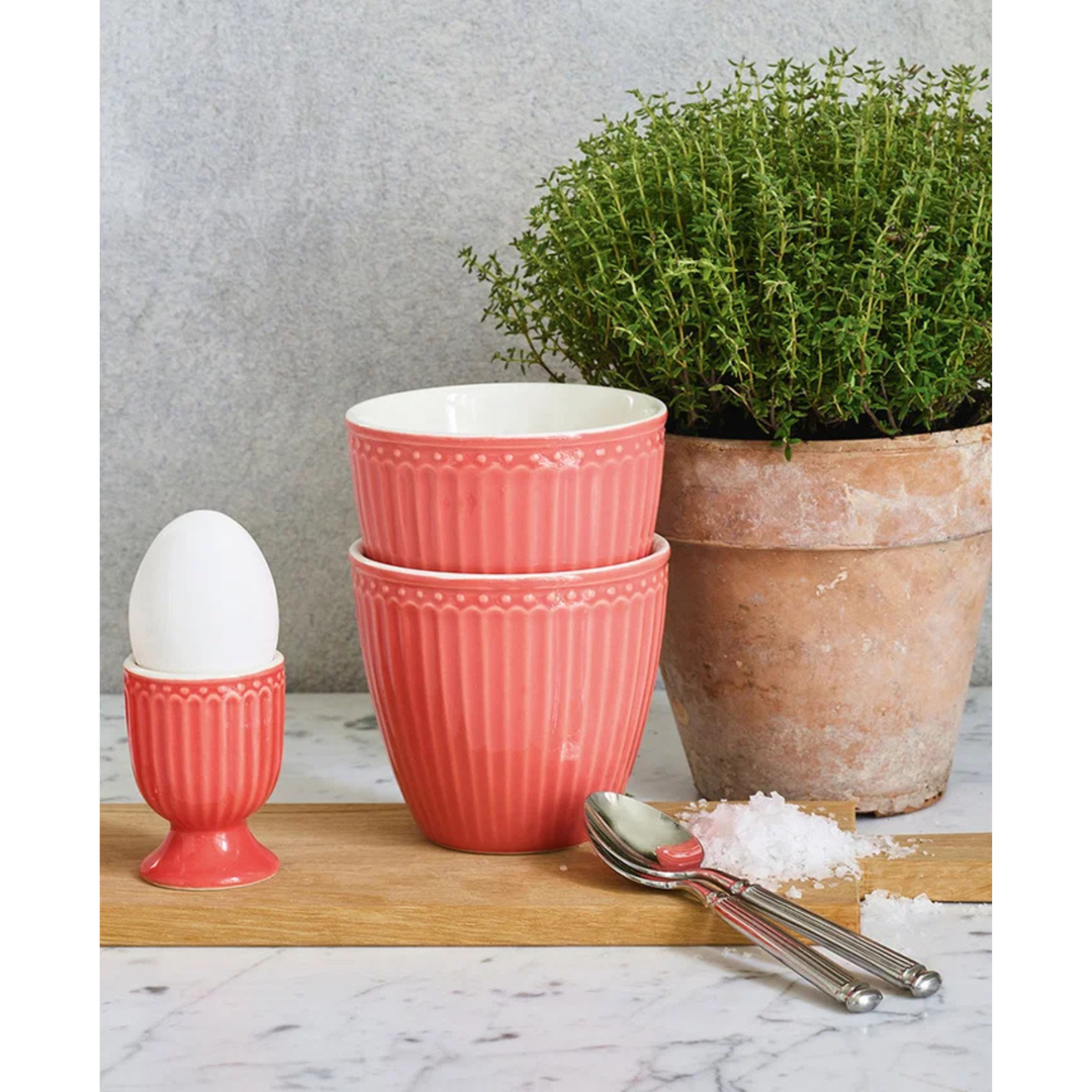 GreenGate Latte Cup Alice Koralle auf romantisch gedecktem Tisch im skandinavischen Landhausstil
