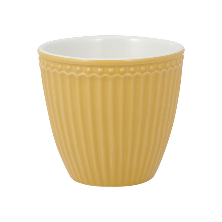 GreenGate Latte Cup Alice Senfgelb aus Porzellan im skandinavischen Landhausstil freigestellt auf hellem Hintergrund
