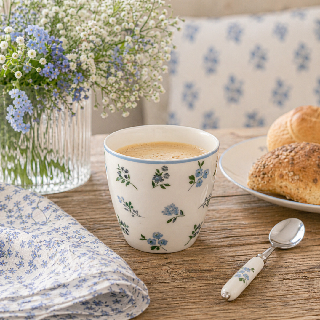 GreenGate Latte Cup Christina weiß geblümt in Nutzung mit Kaffee auf Holztisch im skandinavischen Landhausstil