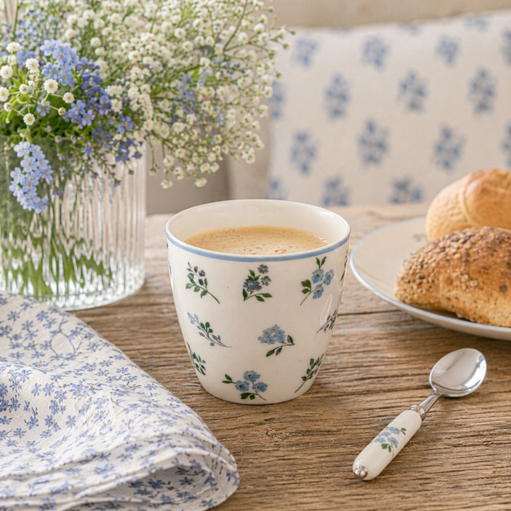 GreenGate Latte Cup Christina weiß geblümt in Nutzung mit Kaffee auf Holztisch im skandinavischen Landhausstil