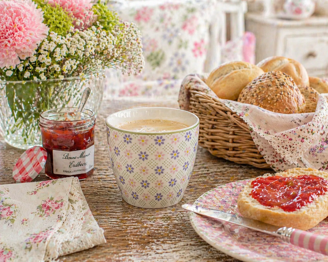 GreenGate Latte Cup Sybille weiß floral auf Frühstückstisch mit Brötchen und Marmelade im Shabby Chic Landhausstil
