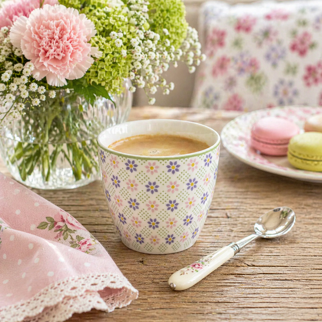 GreenGate Latte Cup Sybille weiß mit floralem Muster in Nutzung mit Kaffee auf Holztisch im skandinavischen Landhausstil