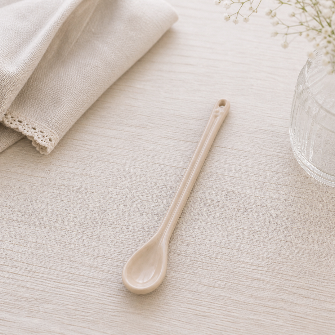 GreenGate Löffel Alice Fudge auf hellem Landhaus Tisch mit weichem natürlichen Licht minimalistisch dargestellt