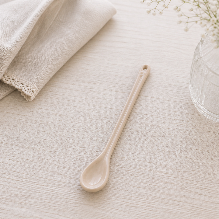 GreenGate Löffel Alice Fudge auf hellem Landhaus Tisch mit weichem natürlichen Licht minimalistisch dargestellt