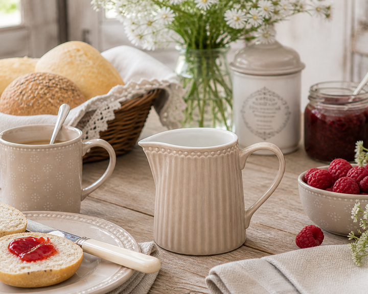 GreenGate Milchkännchen Alice Fudge auf Landhaus Frühstückstisch mit Brötchen, Marmelade und Himbeeren im Shabby Chic Stil