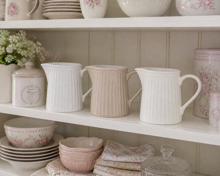 GreenGate Milchkännchen Alice Weiß im Landhausküchen Regal mit weiterem Geschirr im skandinavischen Shabby Chic Stil