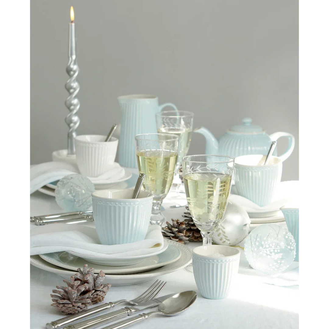 GreenGate Mini Latte Becher Alice Hellblau auf gedecktem Tisch im skandinavischen Landhausstil