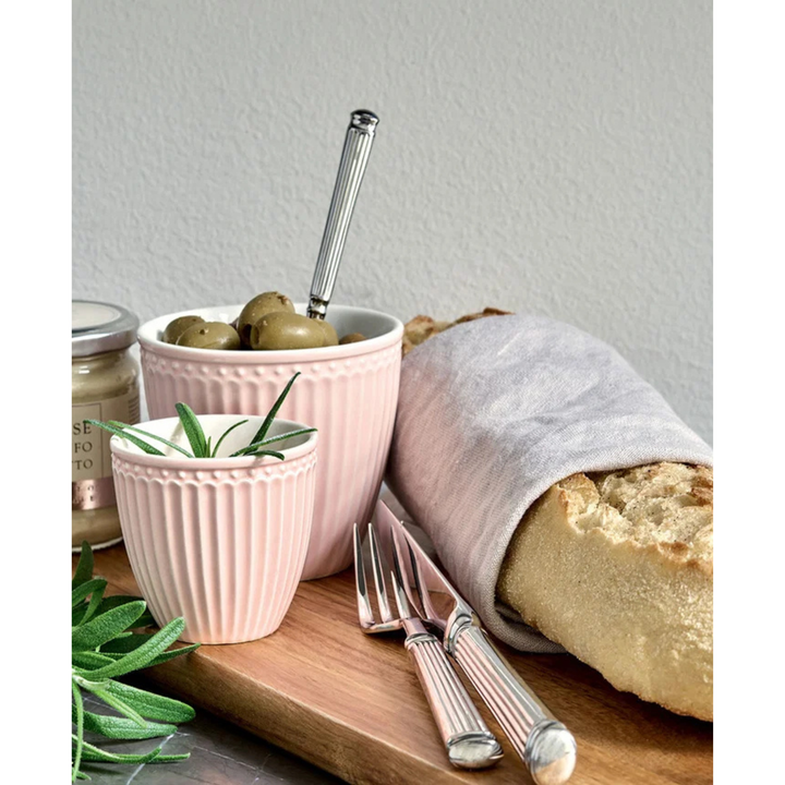GreenGate Mini Latte Becher Alice Rosa auf gedecktem Tisch im skandinavischen Landhausstil