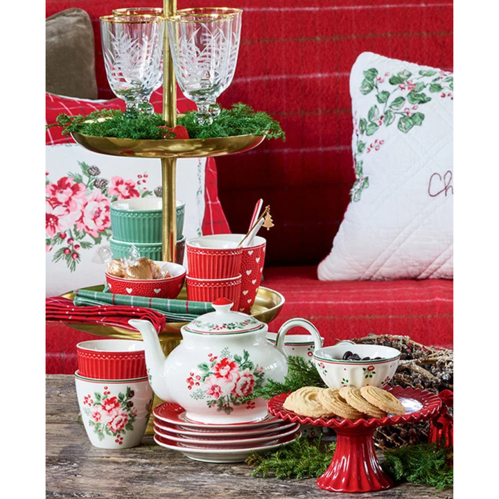 GreenGate Mini Latte Becher Alice Rot auf gedecktem Tisch im nordischen Landhausstil