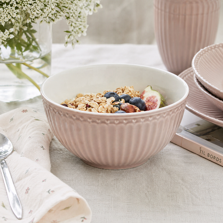 GreenGate Müslischale Alice haselnuss mit Müsli und Beeren auf Holztisch im skandinavischen Landhausstil