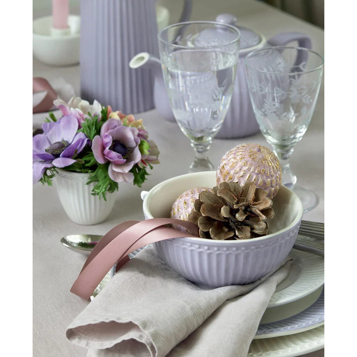 GreenGate Müslischale Alice Lavendel auf romantisch gedecktem Tisch im skandinavischen Landhausstil dekoriert