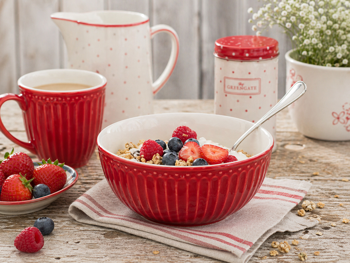GreenGate Müslischale Alice rot mit Müsli und Beeren auf Holztisch im skandinavischen Landhausstil