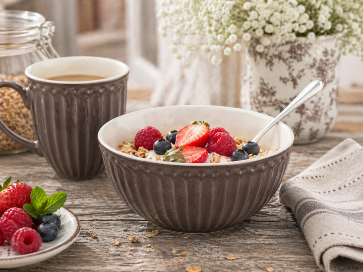 GreenGate Müslischale Alice schokolade mit Müsli und Beeren auf Holztisch im skandinavischen Landhausstil