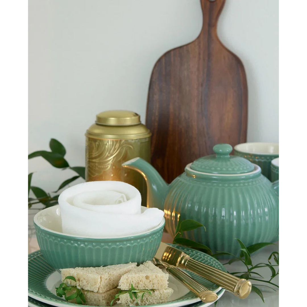 GreenGate Müslischale Alice Staubiges Grün auf gedecktem Frühstückstisch im skandinavischen Landhausstil
