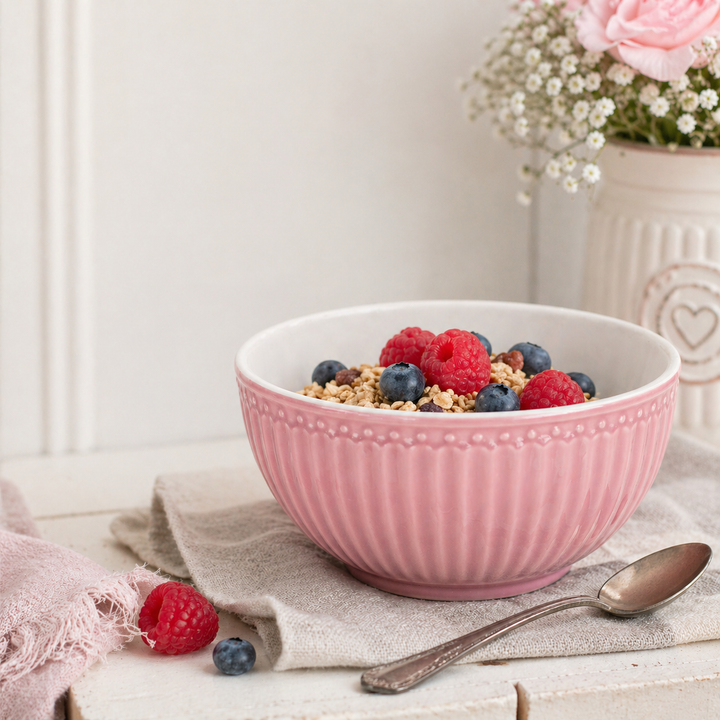 GreenGate Müslischale Alice staubrosa mit Müsli und Beeren auf Holztisch im skandinavischen Landhausstil