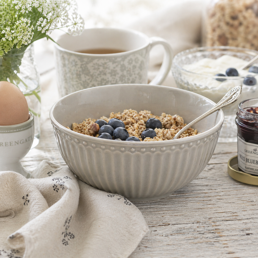 GreenGate Müslischale Alice warmes Grau mit Müsli und Beeren auf Holztisch im skandinavischen Landhausstil