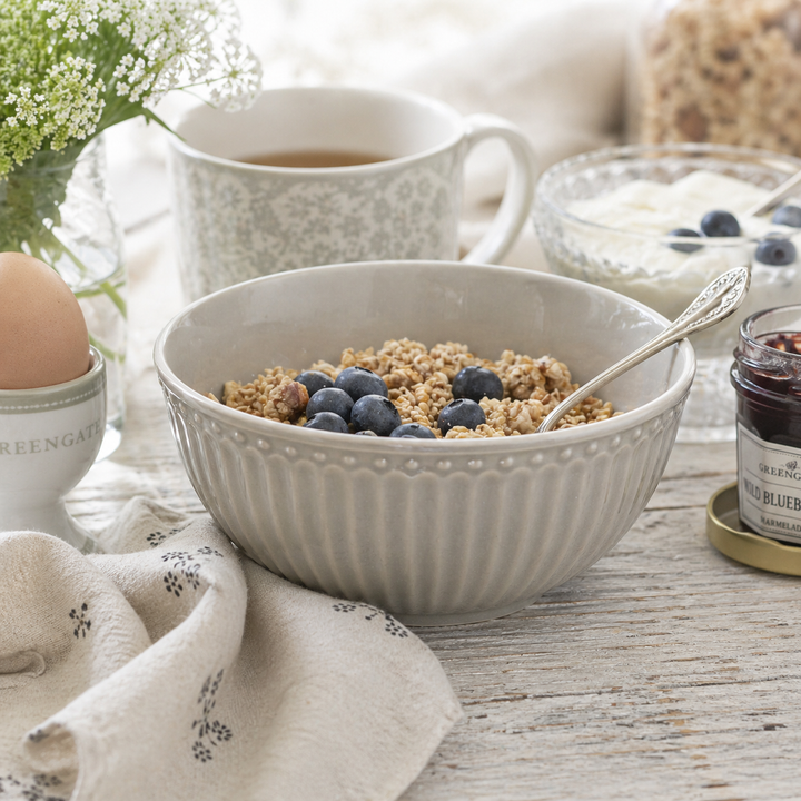 GreenGate Müslischale Alice warmes Grau mit Müsli und Beeren auf Holztisch im skandinavischen Landhausstil