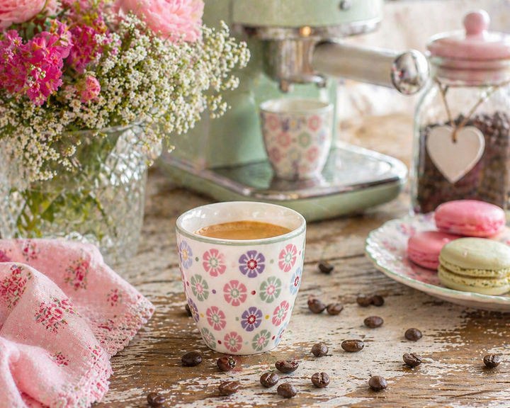 GreenGate Mini Latte Cup Rike weiß geblümt auf rustikalem Holztisch mit Kaffeemaschine und Kaffeebohnen im Shabby Chic Landhausstil
