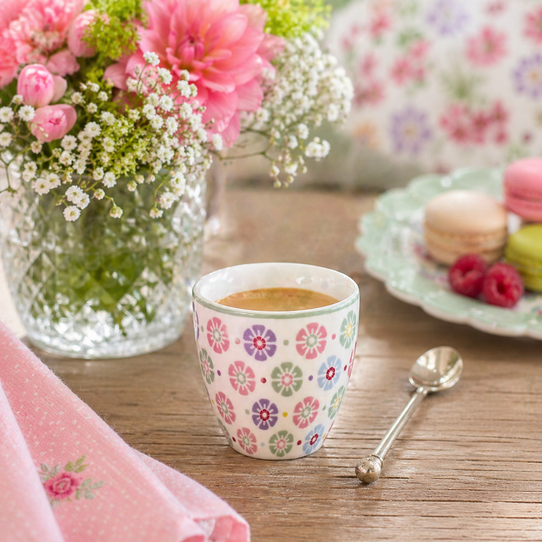 GreenGate Mini Latte Cup Rike weiß geblümt in Nutzung mit Espresso auf Holztisch im skandinavischen Landhausstil