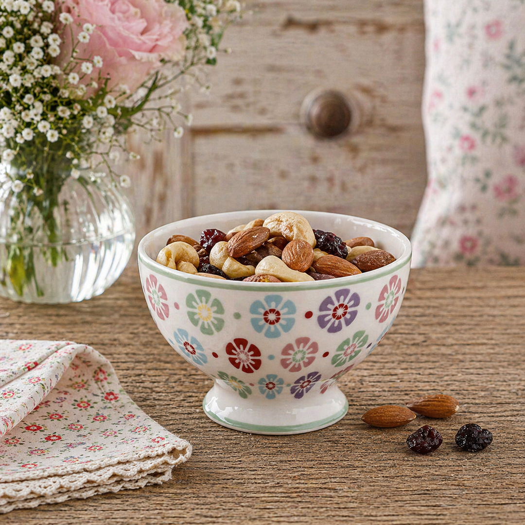 GreenGate Snackschale Rike weiß geblümt mit Nüssen und Trockenfrüchten auf rustikalem Holztisch im Shabby Chic Landhausstil