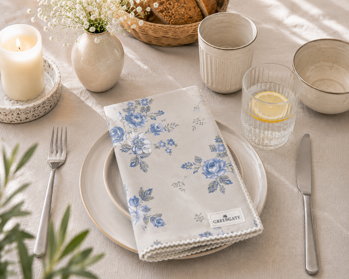 GreenGate Stoffserviette mit blauem Blumenmuster als Freisteller im skandinavischen Landhausstil
